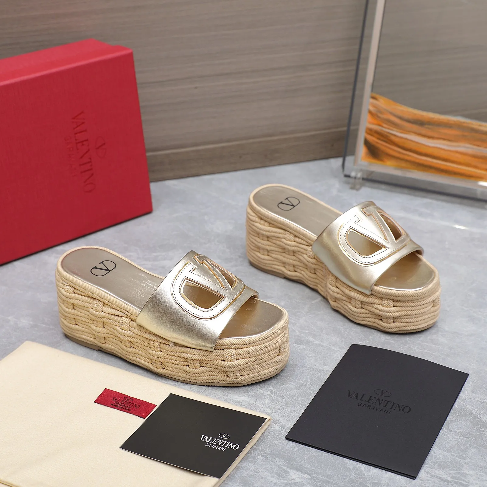 👟👟Ex-factory price 640👟👟The highest version💯💯💯 2024 early spring counter catwalk style updated simultaneously 💗Valentino💗Valentino Wedge hemp rope bottom slippers/follow-up sandals series ——————————Top version Super creative craft design highlights the brand’s unique style, luxury fashion and highly recognizable Exquisite round head, perfect side arc, extremely pure taste, ladylike temperament and full of femininity‼ ️ Upper: Made of imported cowhide. Lining: Made of mixed sheepskin. Italian imported cowhide outsole. Wedge heel back height: 8.5CM. Front height: 5.5CM. Code number: 35-41 (41 customized)